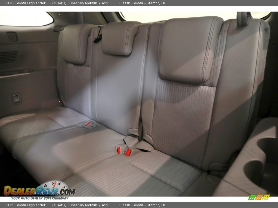 2016 Toyota Highlander LE V6 AWD Silver Sky Metallic / Ash Photo #18