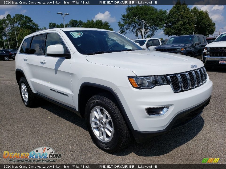 Front 3/4 View of 2020 Jeep Grand Cherokee Laredo E 4x4 Photo #1