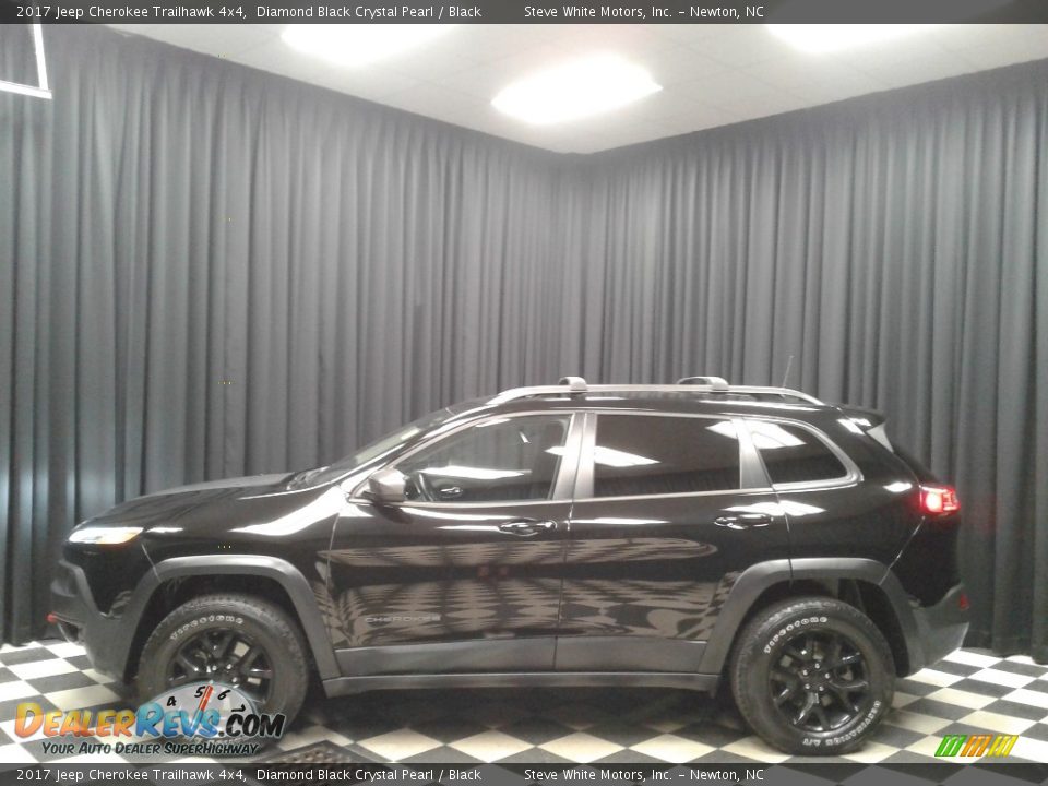 2017 Jeep Cherokee Trailhawk 4x4 Diamond Black Crystal Pearl / Black Photo #1