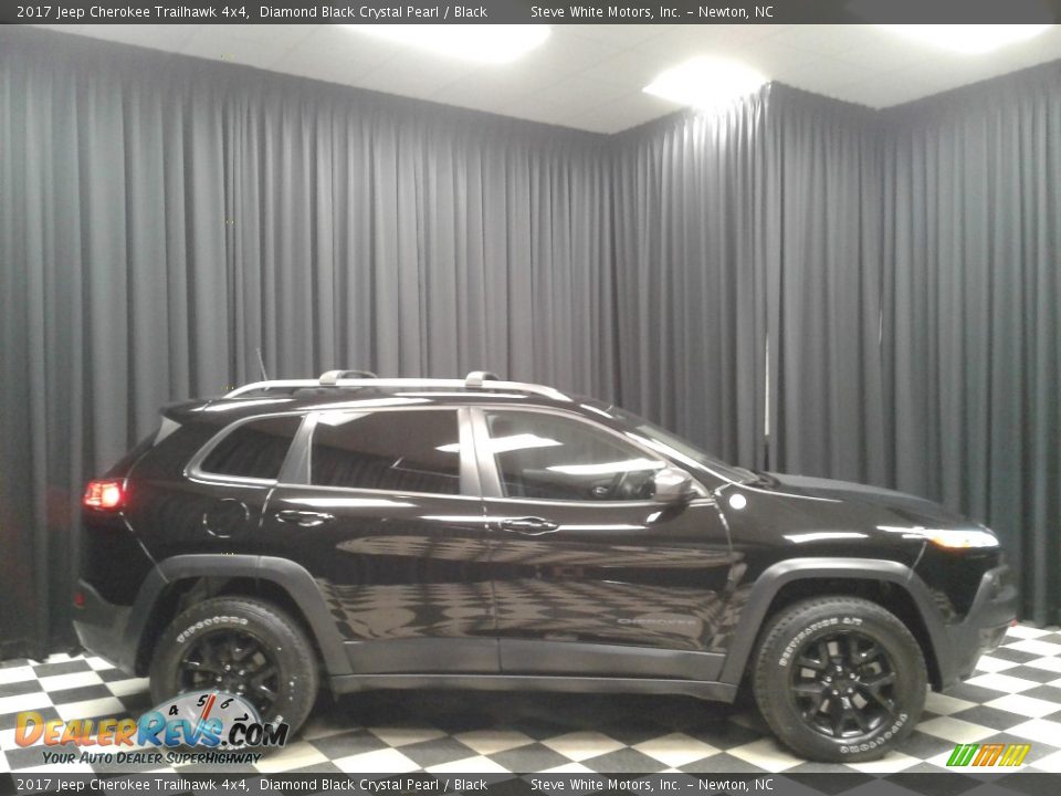 2017 Jeep Cherokee Trailhawk 4x4 Diamond Black Crystal Pearl / Black Photo #5