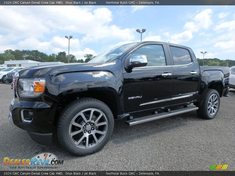 Front 3/4 View of 2020 GMC Canyon Denali Crew Cab 4WD Photo #1