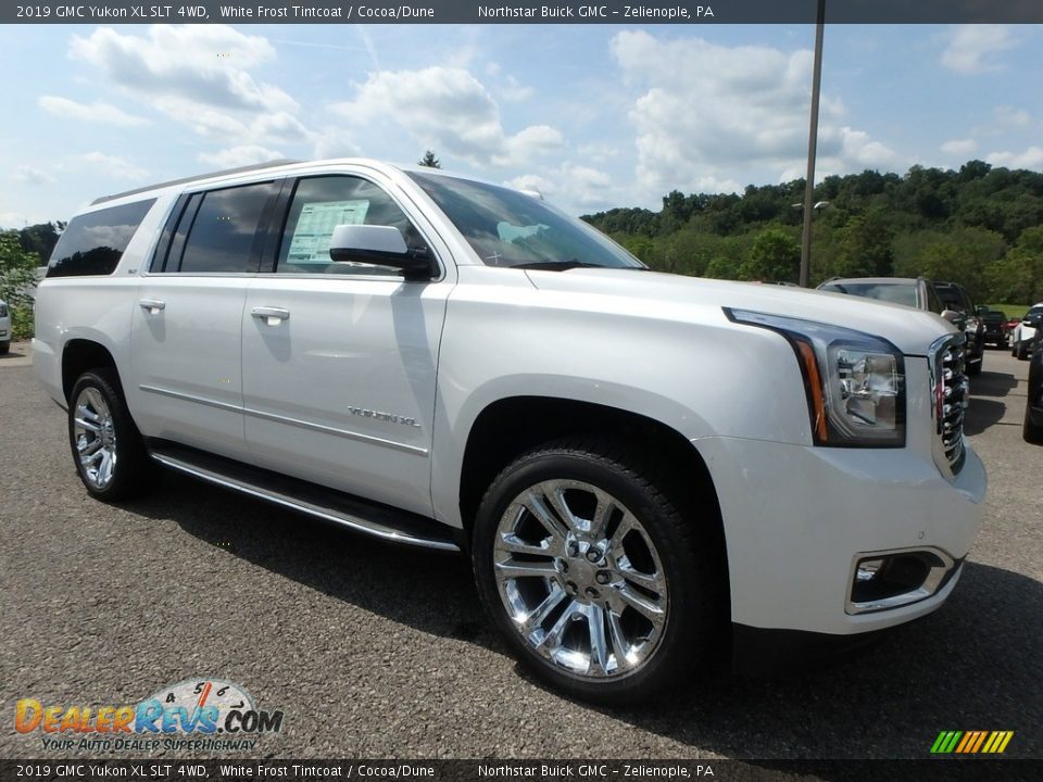 Front 3/4 View of 2019 GMC Yukon XL SLT 4WD Photo #3