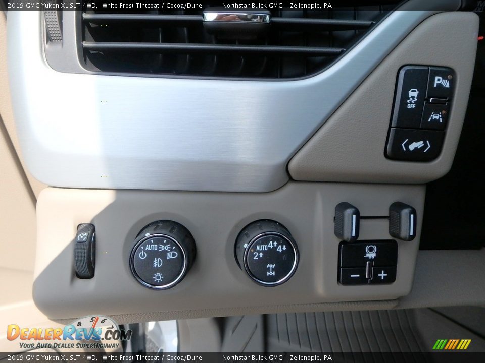 Controls of 2019 GMC Yukon XL SLT 4WD Photo #20