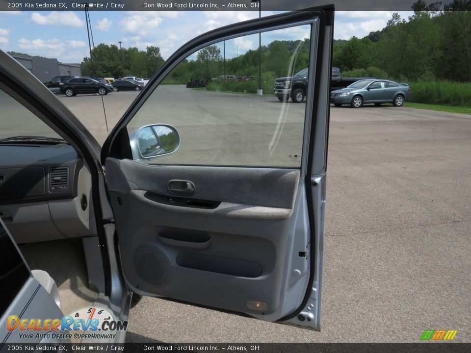 2005 Kia Sedona EX Clear White / Gray Photo #22