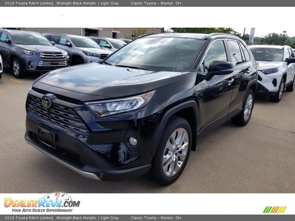 Front 3/4 View of 2019 Toyota RAV4 Limited Photo #1