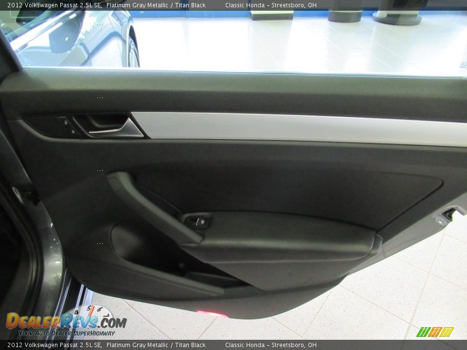 2012 Volkswagen Passat 2.5L SE Platinum Gray Metallic / Titan Black Photo #18