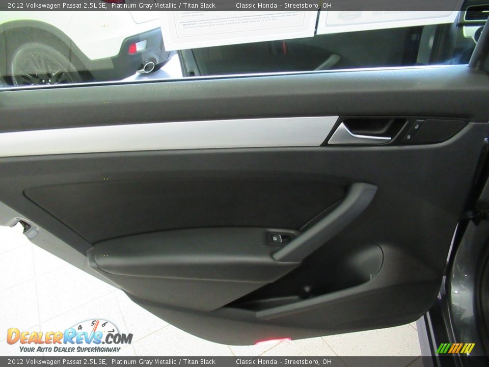 2012 Volkswagen Passat 2.5L SE Platinum Gray Metallic / Titan Black Photo #23