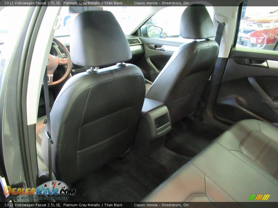 2012 Volkswagen Passat 2.5L SE Platinum Gray Metallic / Titan Black Photo #24