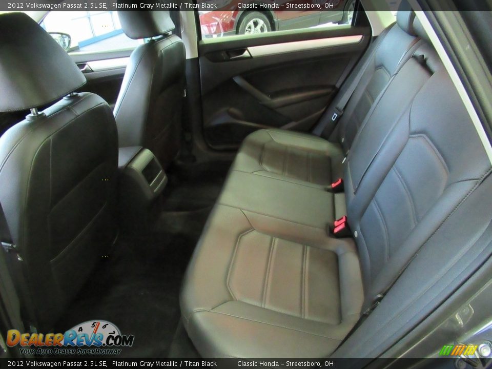 2012 Volkswagen Passat 2.5L SE Platinum Gray Metallic / Titan Black Photo #25