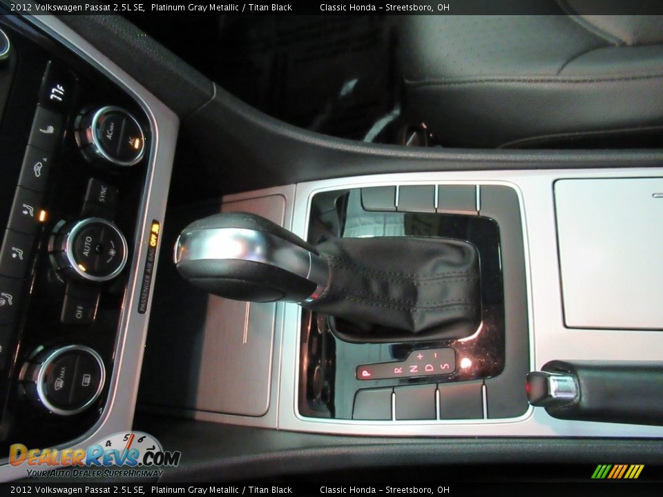 2012 Volkswagen Passat 2.5L SE Platinum Gray Metallic / Titan Black Photo #32