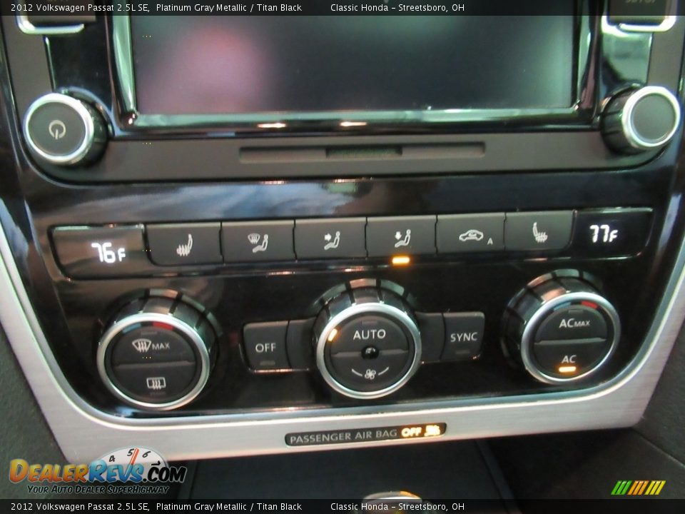 2012 Volkswagen Passat 2.5L SE Platinum Gray Metallic / Titan Black Photo #33