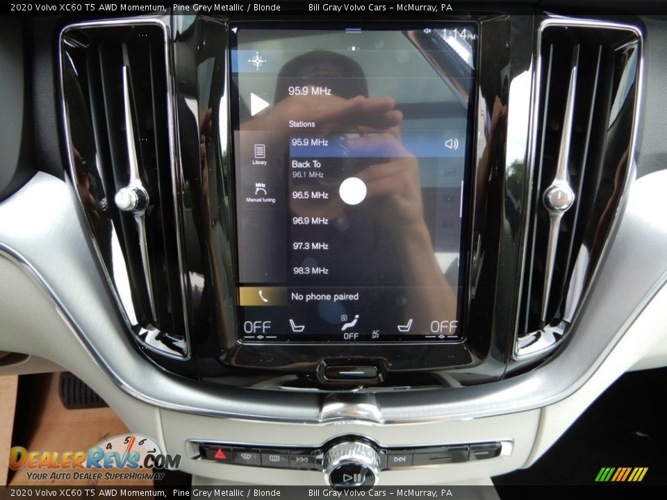 Controls of 2020 Volvo XC60 T5 AWD Momentum Photo #15