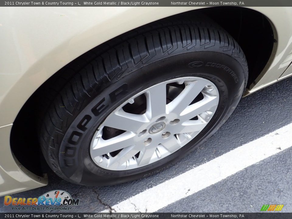 2011 Chrysler Town & Country Touring - L White Gold Metallic / Black/Light Graystone Photo #7