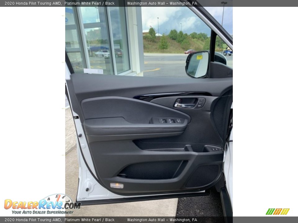 Door Panel of 2020 Honda Pilot Touring AWD Photo #10