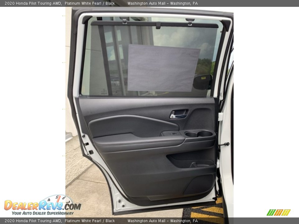 Door Panel of 2020 Honda Pilot Touring AWD Photo #16