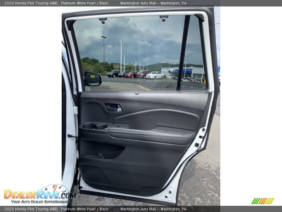 Door Panel of 2020 Honda Pilot Touring AWD Photo #27