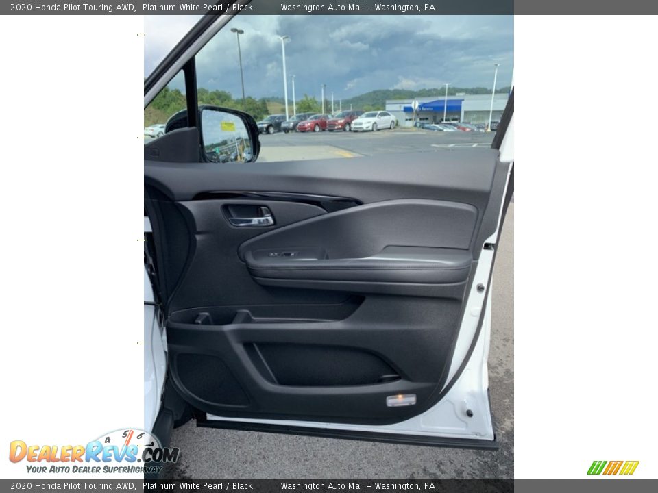 Door Panel of 2020 Honda Pilot Touring AWD Photo #36