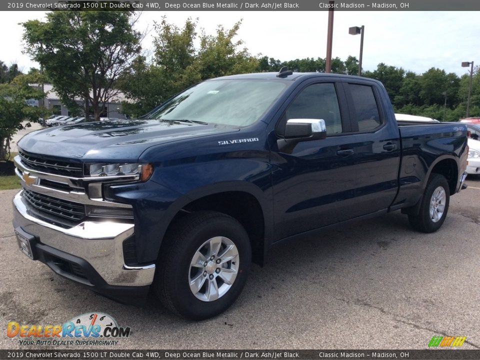 Front 3/4 View of 2019 Chevrolet Silverado 1500 LT Double Cab 4WD Photo #5