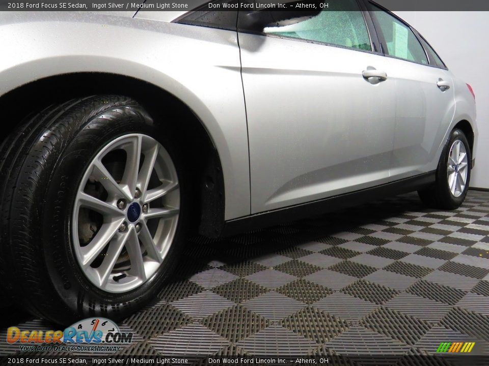 2018 Ford Focus SE Sedan Ingot Silver / Medium Light Stone Photo #8
