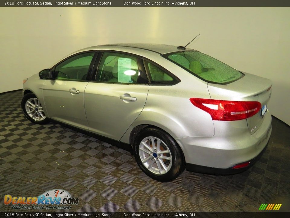 2018 Ford Focus SE Sedan Ingot Silver / Medium Light Stone Photo #9
