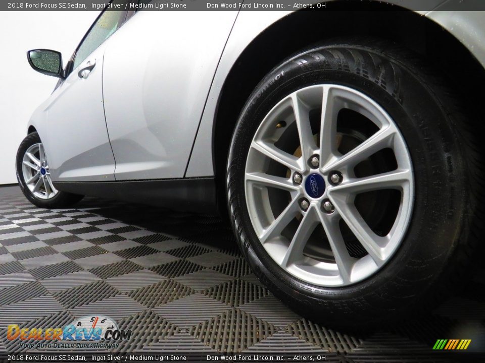 2018 Ford Focus SE Sedan Ingot Silver / Medium Light Stone Photo #10