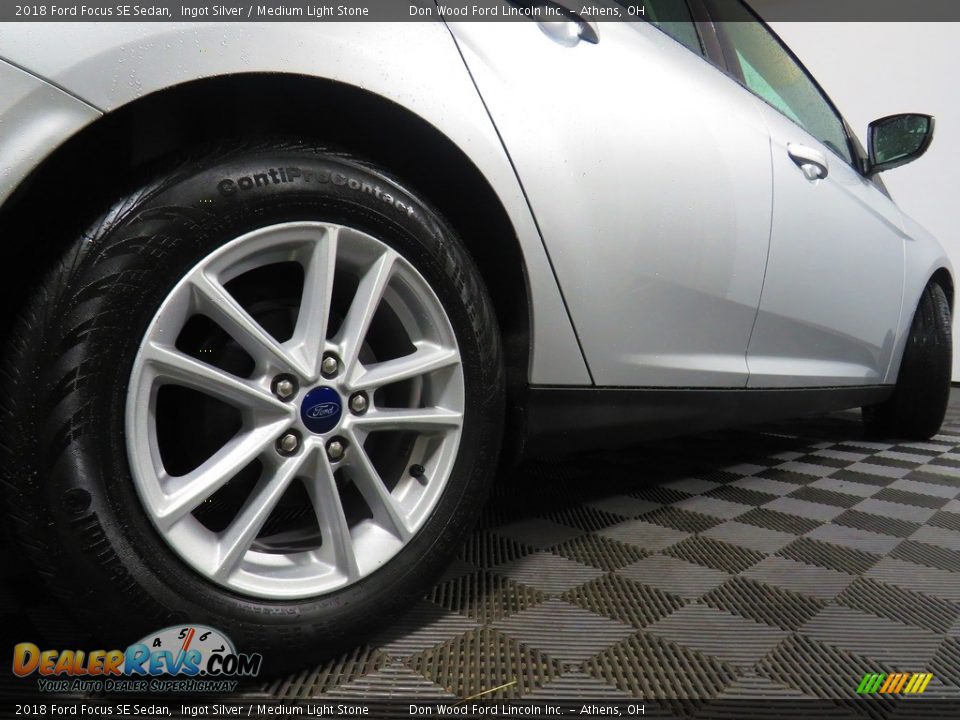 2018 Ford Focus SE Sedan Ingot Silver / Medium Light Stone Photo #14