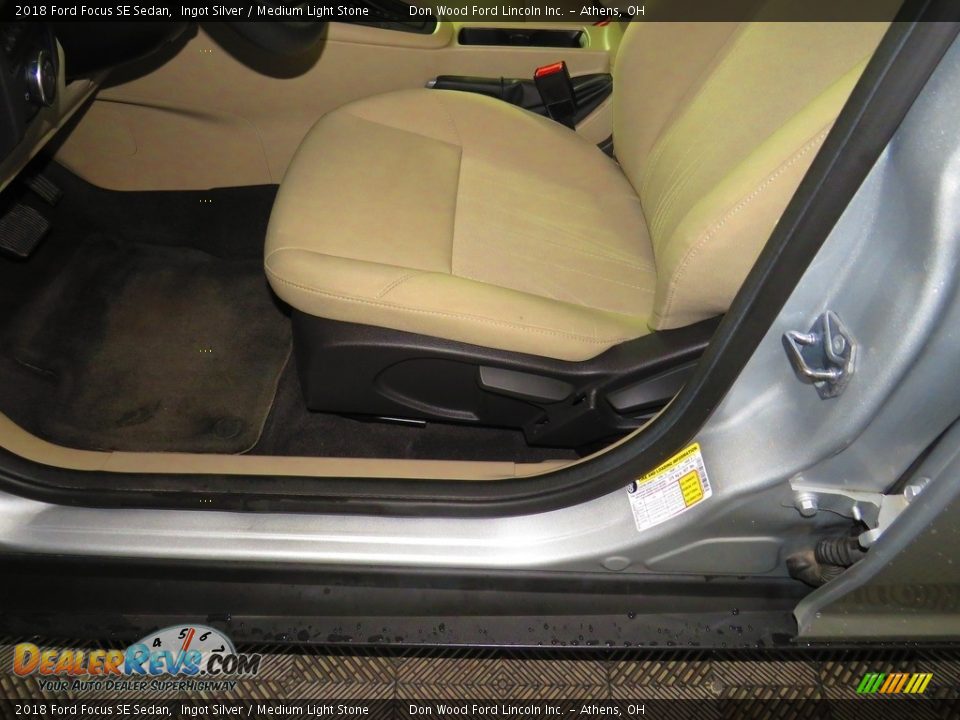 2018 Ford Focus SE Sedan Ingot Silver / Medium Light Stone Photo #16