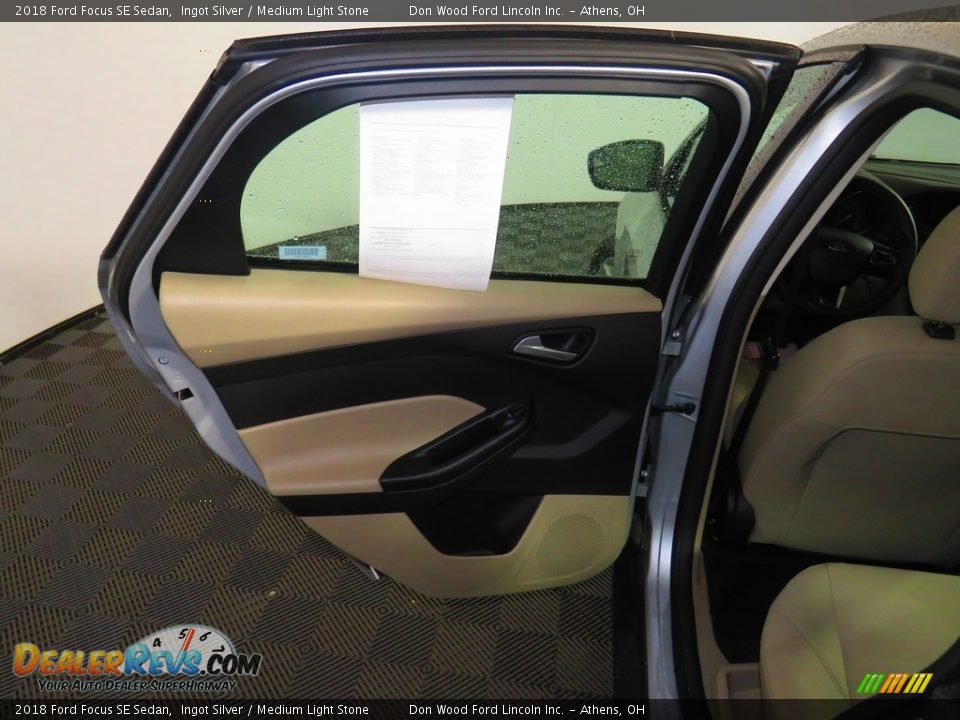2018 Ford Focus SE Sedan Ingot Silver / Medium Light Stone Photo #19