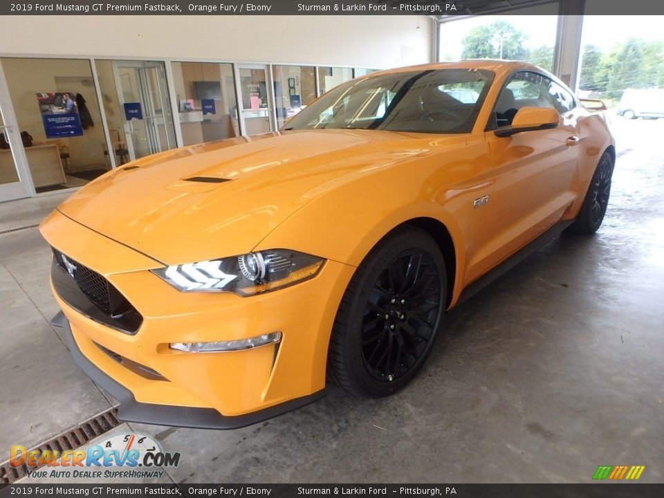 Front 3/4 View of 2019 Ford Mustang GT Premium Fastback Photo #5