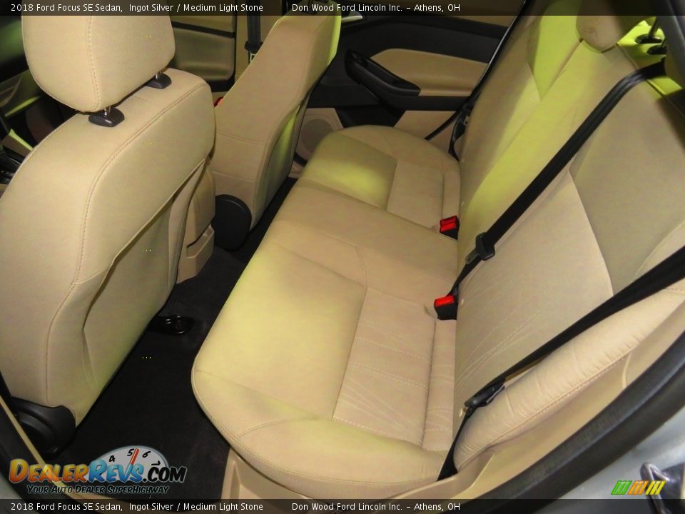 2018 Ford Focus SE Sedan Ingot Silver / Medium Light Stone Photo #20