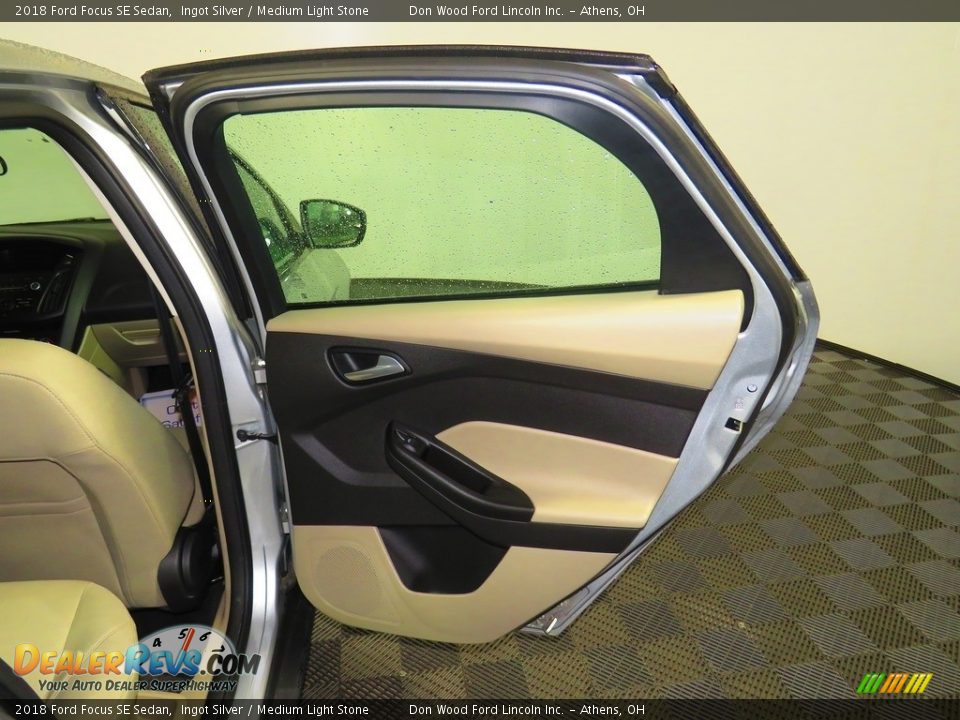 2018 Ford Focus SE Sedan Ingot Silver / Medium Light Stone Photo #21