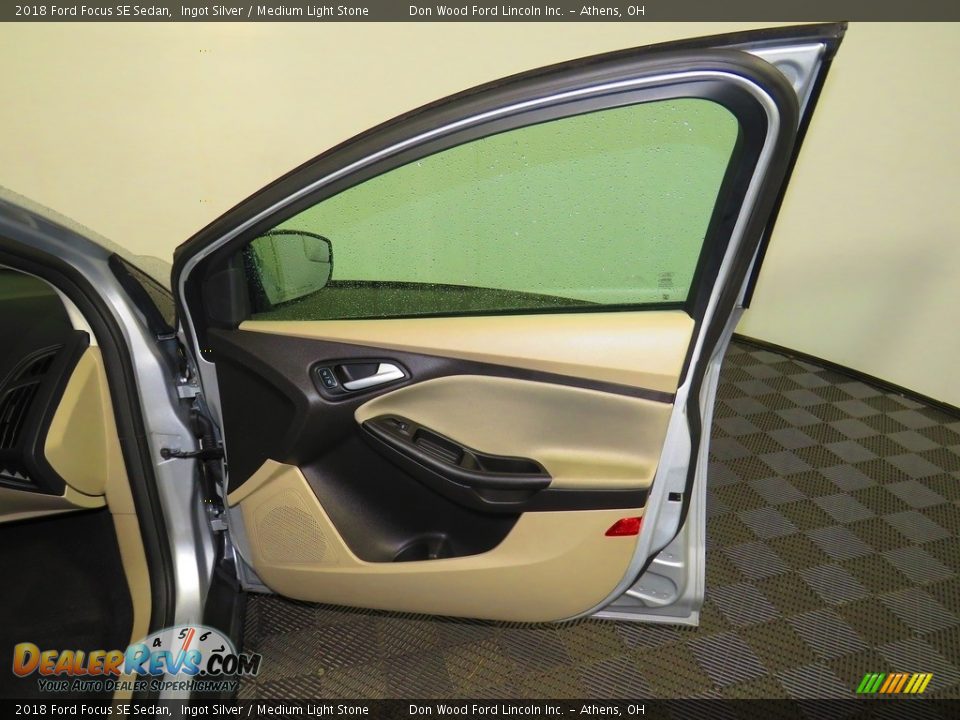 2018 Ford Focus SE Sedan Ingot Silver / Medium Light Stone Photo #23
