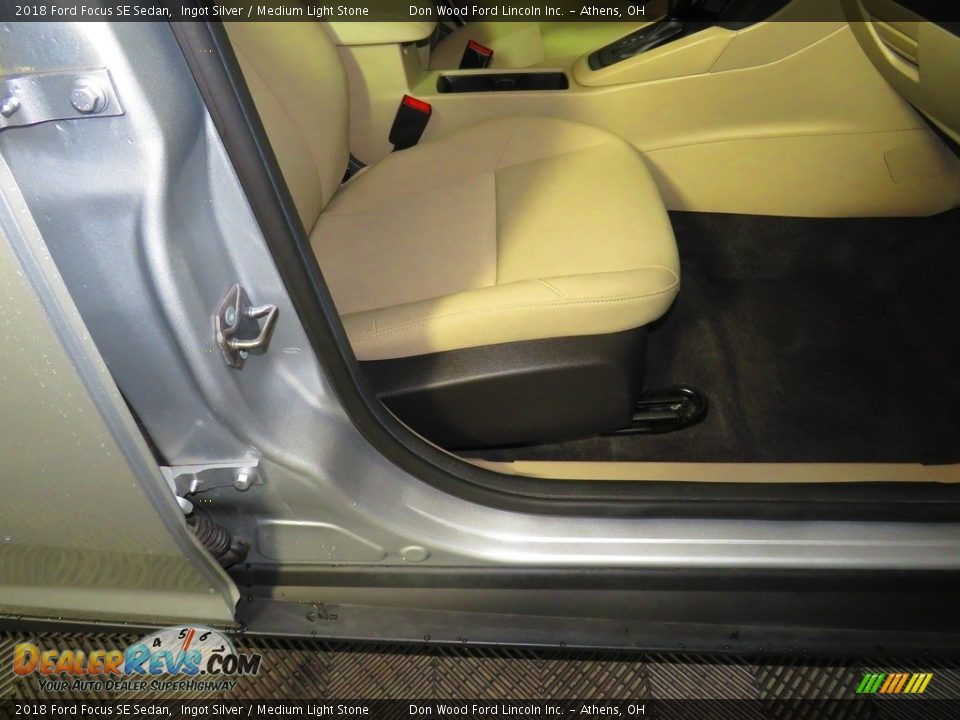 2018 Ford Focus SE Sedan Ingot Silver / Medium Light Stone Photo #24