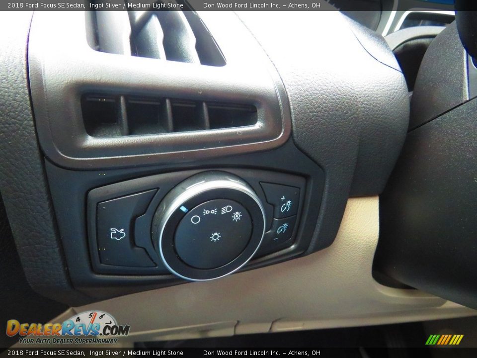 2018 Ford Focus SE Sedan Ingot Silver / Medium Light Stone Photo #32
