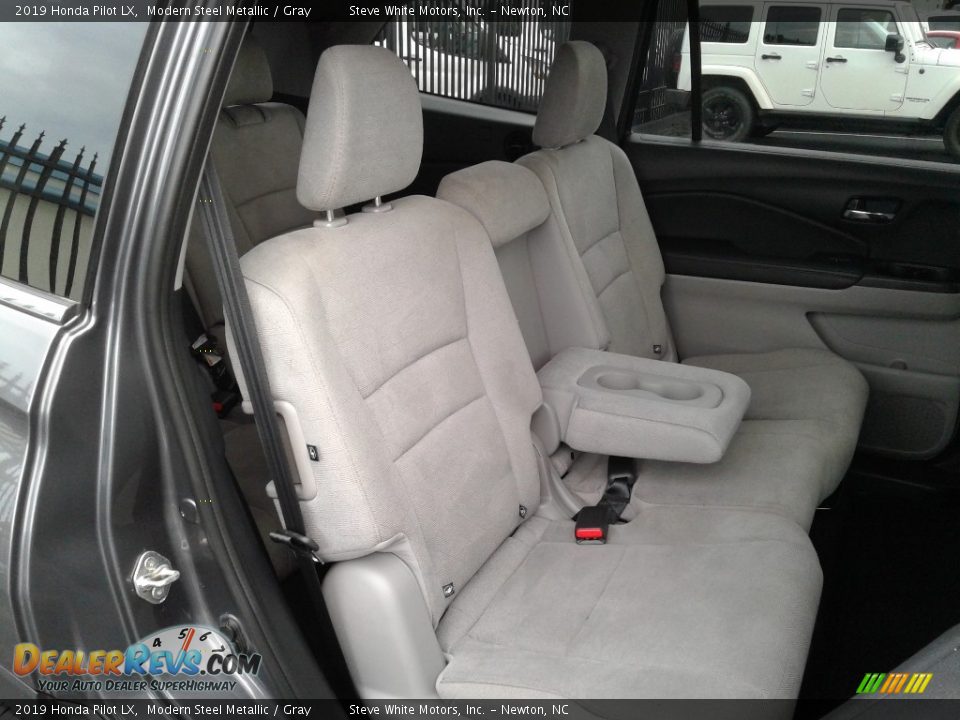 2019 Honda Pilot LX Modern Steel Metallic / Gray Photo #16