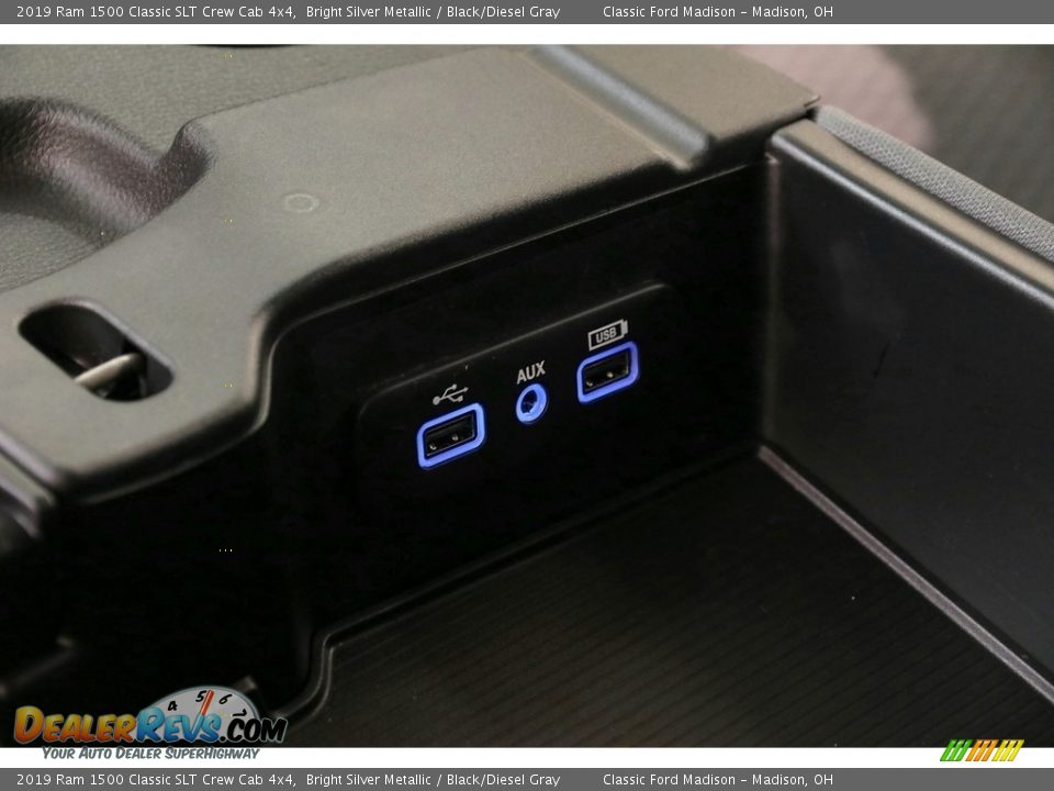 2019 Ram 1500 Classic SLT Crew Cab 4x4 Bright Silver Metallic / Black/Diesel Gray Photo #13