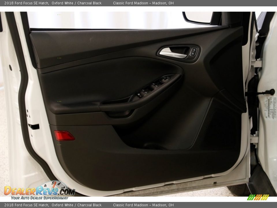 2018 Ford Focus SE Hatch Oxford White / Charcoal Black Photo #4