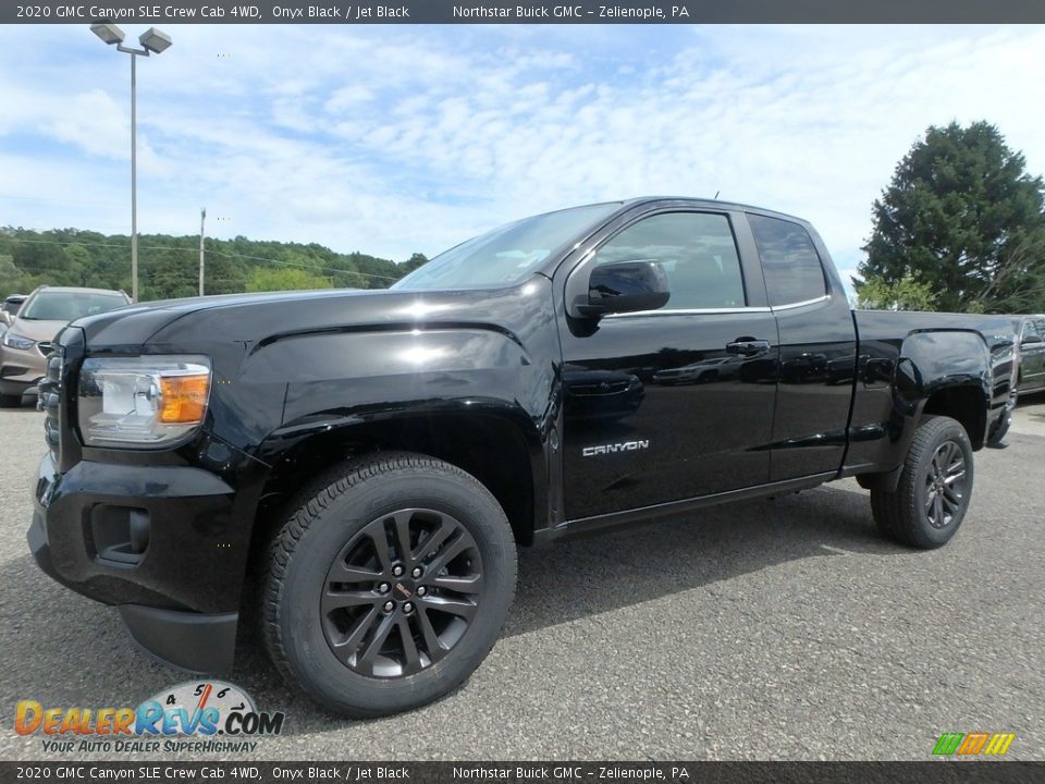 Front 3/4 View of 2020 GMC Canyon SLE Crew Cab 4WD Photo #1