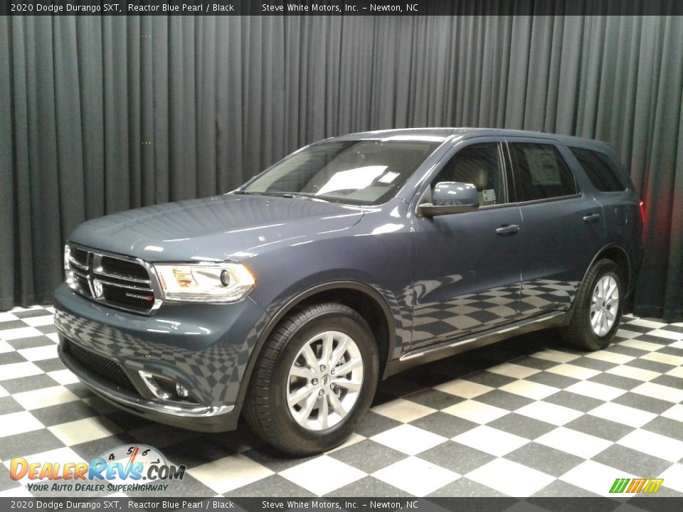 Front 3/4 View of 2020 Dodge Durango SXT Photo #2