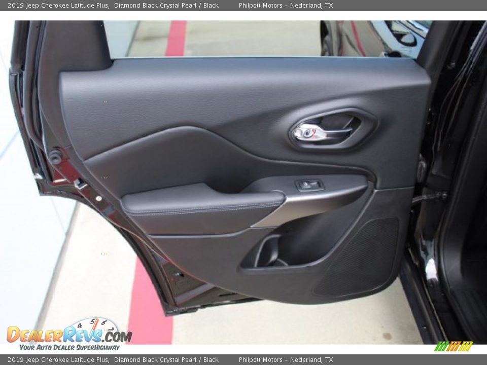 2019 Jeep Cherokee Latitude Plus Diamond Black Crystal Pearl / Black Photo #20