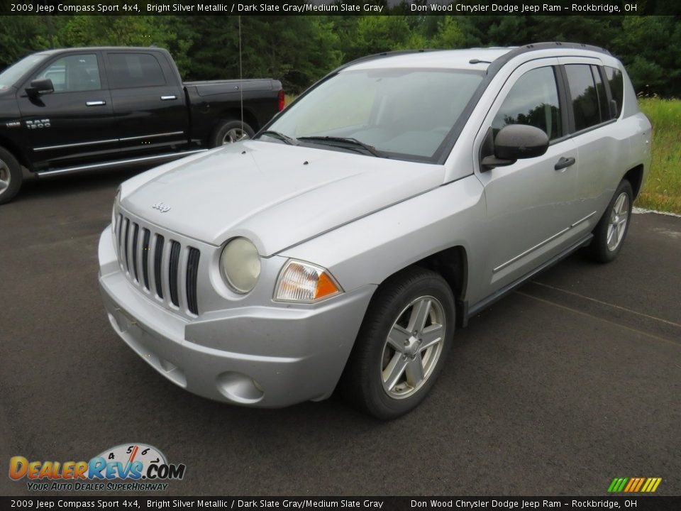 2009 Jeep Compass Sport 4x4 Bright Silver Metallic / Dark Slate Gray/Medium Slate Gray Photo #2