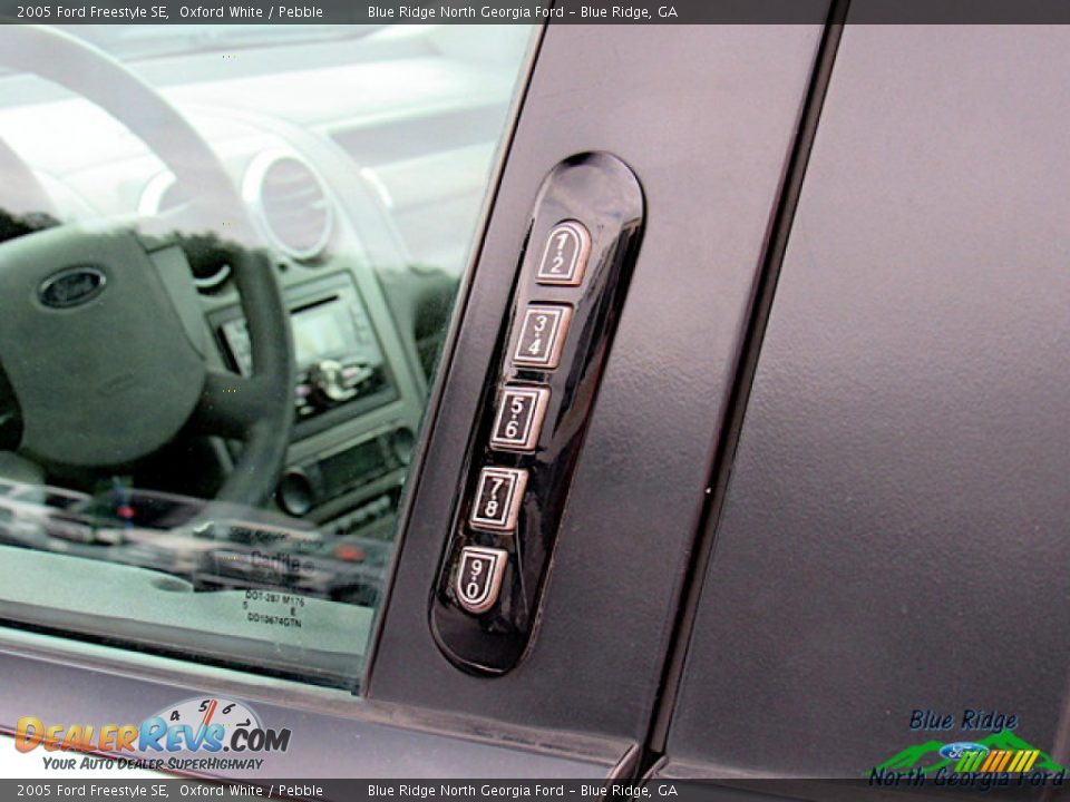 2005 Ford Freestyle SE Oxford White / Pebble Photo #22