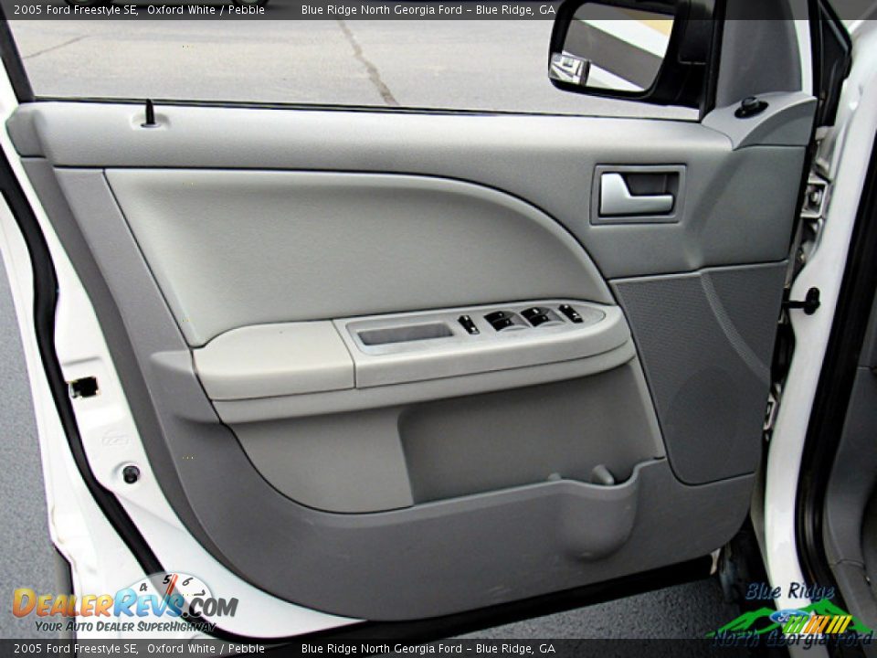 2005 Ford Freestyle SE Oxford White / Pebble Photo #24