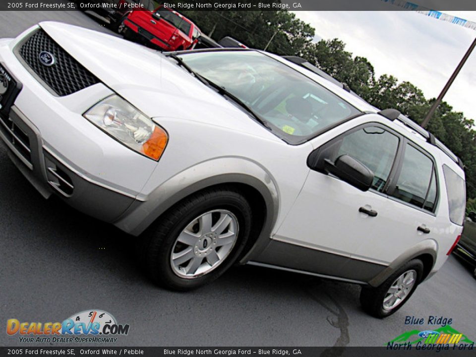 2005 Ford Freestyle SE Oxford White / Pebble Photo #28