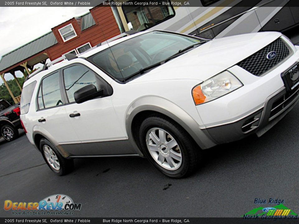 2005 Ford Freestyle SE Oxford White / Pebble Photo #29