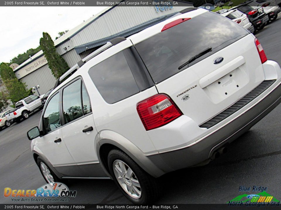 2005 Ford Freestyle SE Oxford White / Pebble Photo #31