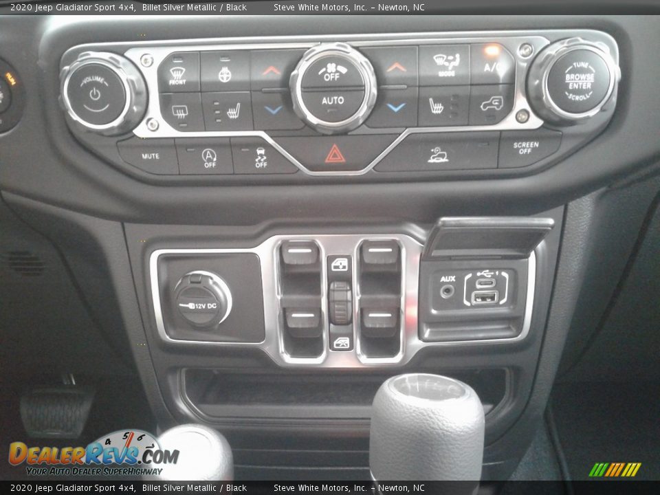 Controls of 2020 Jeep Gladiator Sport 4x4 Photo #25
