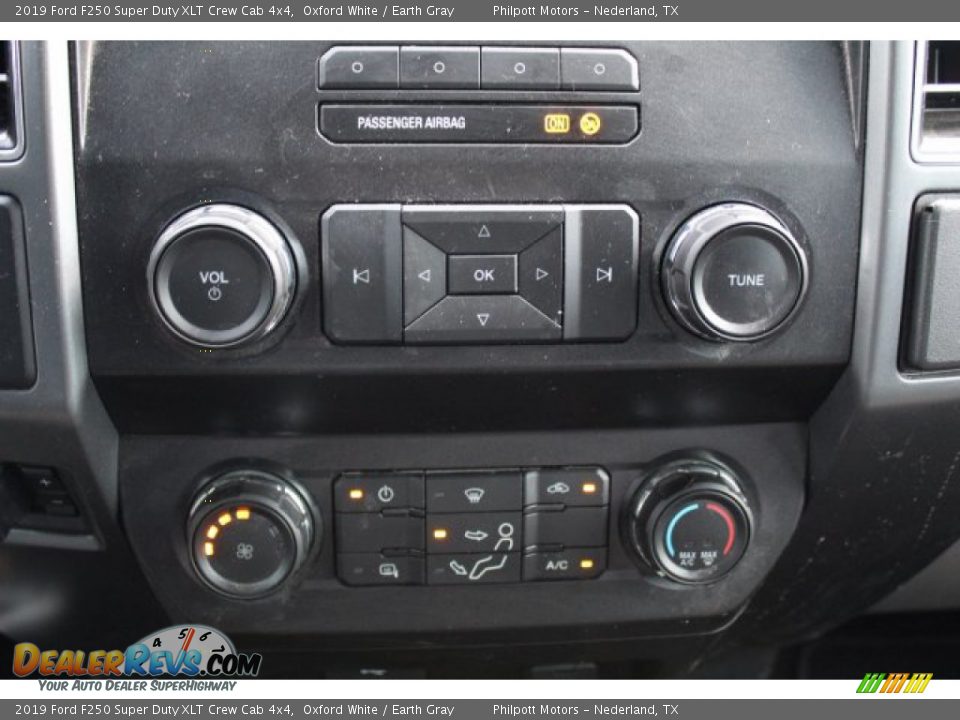 2019 Ford F250 Super Duty XLT Crew Cab 4x4 Oxford White / Earth Gray Photo #17