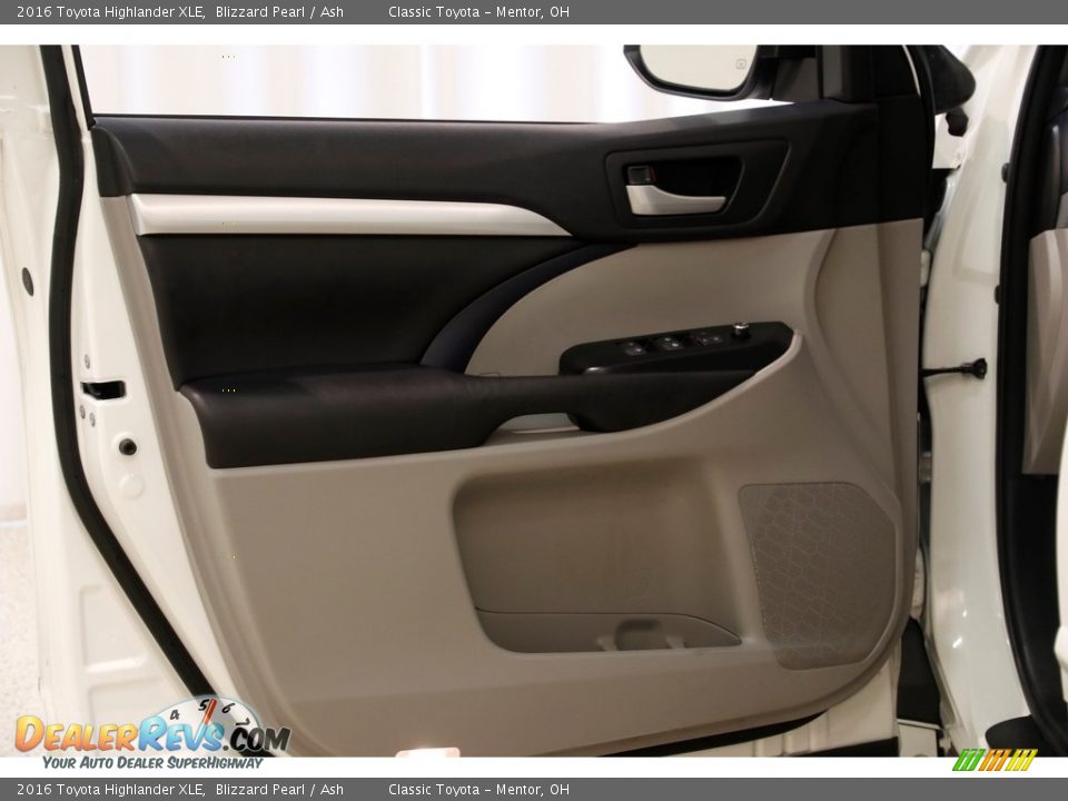 2016 Toyota Highlander XLE Blizzard Pearl / Ash Photo #4