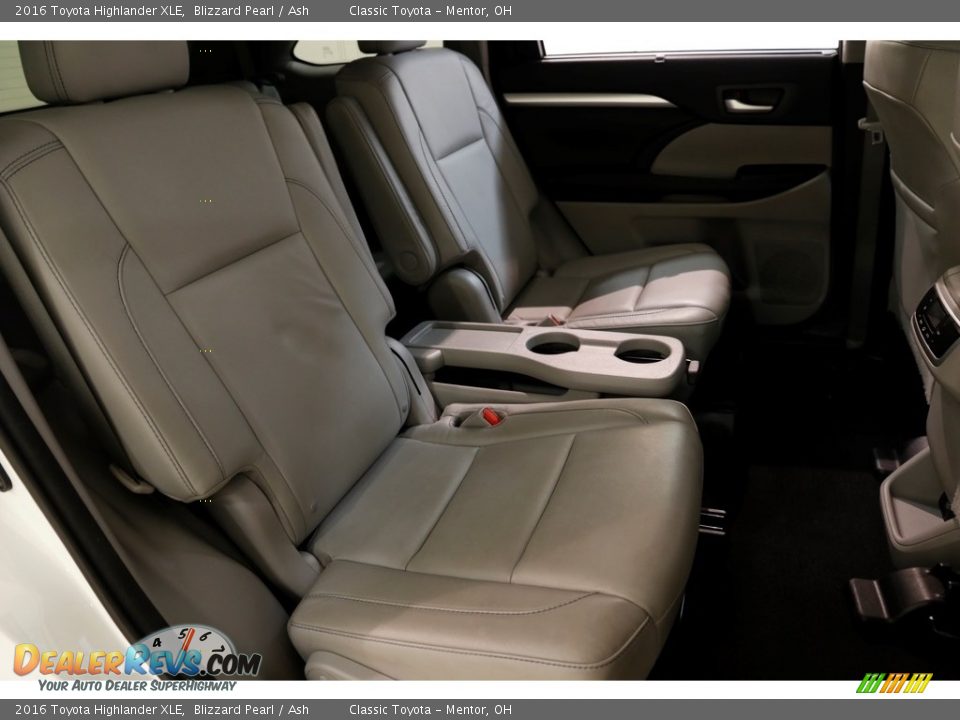 2016 Toyota Highlander XLE Blizzard Pearl / Ash Photo #17
